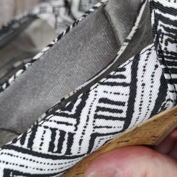 Life Stride black and white fabric open toe wedges. Size 7.5 - Picture 3 of 9